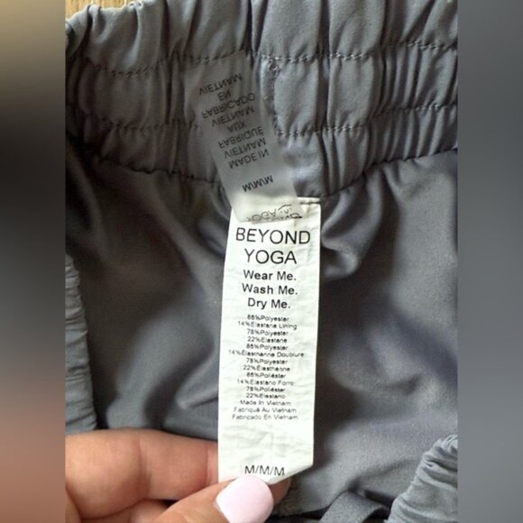 Beyond Yoga Women’s Lined Shorts Gray Size Medium Drawstring Stretch Waistband - Picture 4 of 7